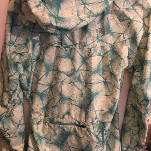 So pretty North Face windbreaker—Make an offer!  nwot light green patterned - Picture 1 of 5